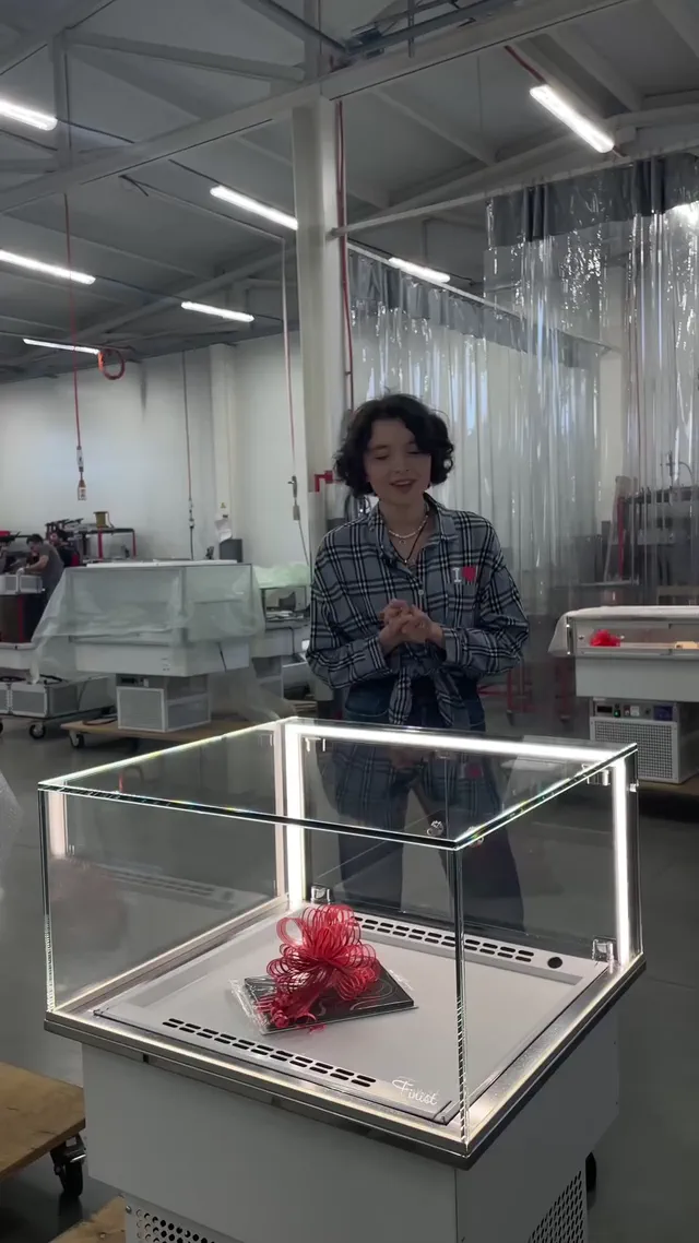 Витрина Glassier 58 с распашными дверями