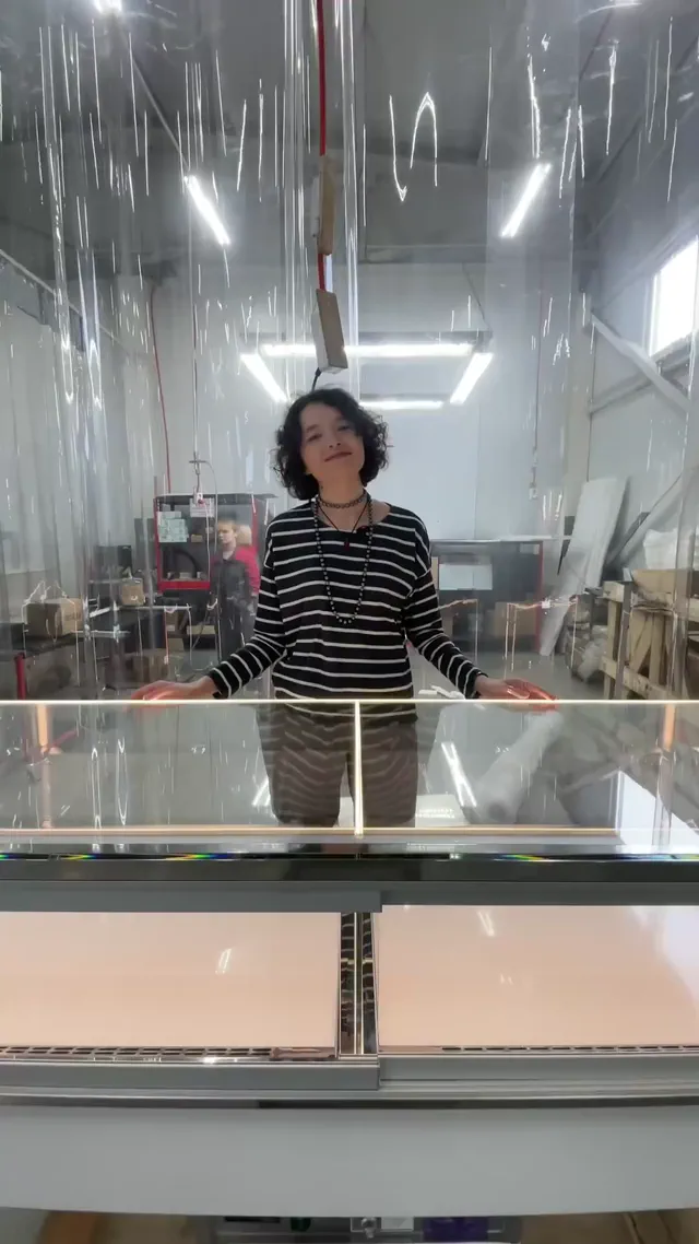 Витрина Glassier с поддоном из искусственного камня